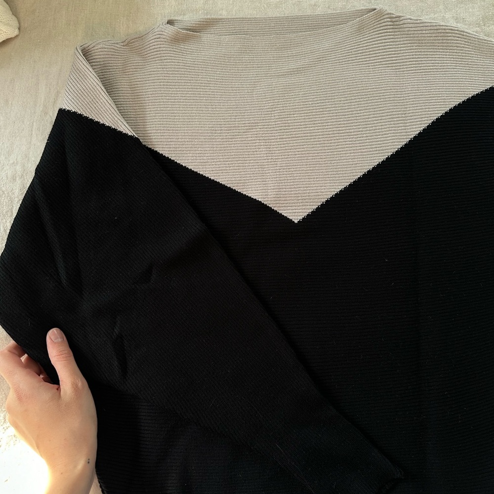 LASCANA boat neck sweater featuring a color-block ribbed knit design - Picture 7 of 8